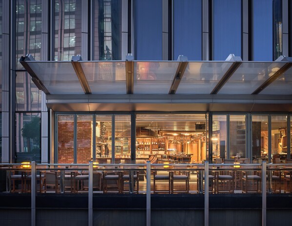 2 bars/lounges