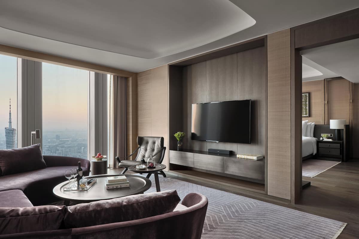 Executive suite | Een minibar, een kluis op de kamer, een bureau, een laptopwerkplek