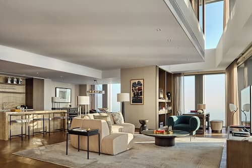 Xi Guan House | Minibar, in-room safe, desk, laptop workspace