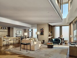 Xi Guan House | Minibar, in-room safe, desk, laptop workspace