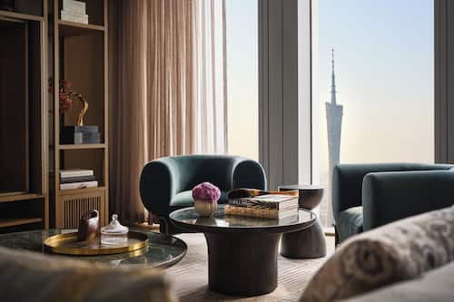 Canton House | Minibar, in-room safe, desk, laptop workspace