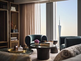 Canton House | Minibar, in-room safe, desk, laptop workspace