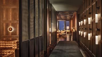 2 bars/lounges