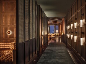 2 bars/lounges