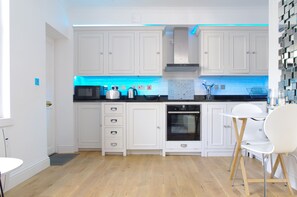 Classic Apartment | Private kitchen | Fridge, microwave, oven, stovetop - The London Agent Chelsea Peaceful (London)