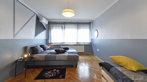 Leilighet – deluxe, balkong | 1 soverom, safe på rommet, skrivebord og blendingsgardiner