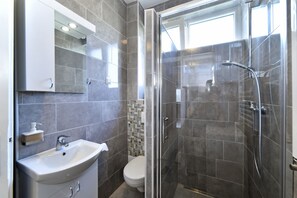 Deluxe Apartment, Balcony | Bathroom | Shower, free toiletries, hair dryer, towels
