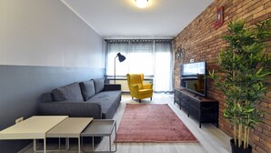 Leilighet – deluxe, balkong | Oppholdsområde | Smart-TV
