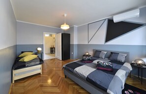 1 slaapkamer, een kluis op de kamer, een bureau