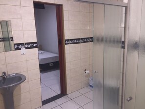 Shower, free toiletries, towels, soap - Hotel Cambará (Osasco)