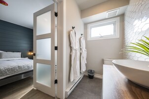 Quarto urbano, 1 cama Queen | Banheiro | Chuveiro, chuveiro com efeito de chuva, produtos de toalete grátis 