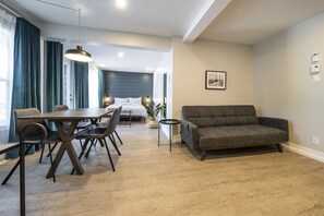 Comfort-Suite, Balkon | Wohnbereich | 40-Zoll-Smart-TV mit Satellitenempfang, Fernseher, Kamin