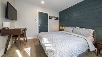 Une chambre à coucher avec un lit, un bureau et une chaise.