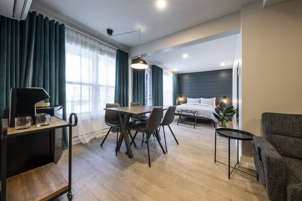 舒适套房, 阳台 | 高档床上用品、客房内保险箱、遮光窗帘、隔音