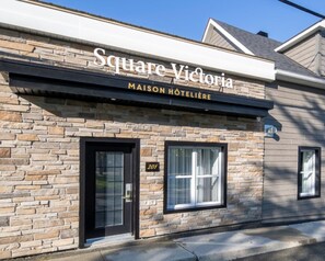 Front of property - Square Victoria Maison Hôtelière (East Angus)
