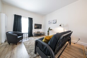 Appartement, balcon | Coin séjour | TV connectée de 40 pouces avec chaînes par satellite, télévision