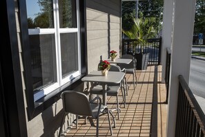 Terrace/patio - Square Victoria Maison Hôtelière (East Angus)