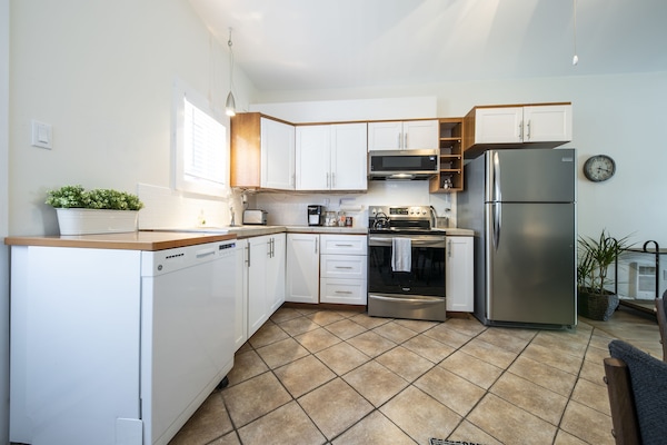 Apartamento, sacada | Cozinha privada | Geladeira, micro-ondas em uma área comum, máquina de café expresso