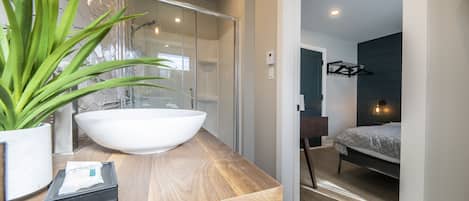 Chambre Ville, 1 grand lit | Salle de bain | Douche, douche cascade, articles de toilette (gratuits)
