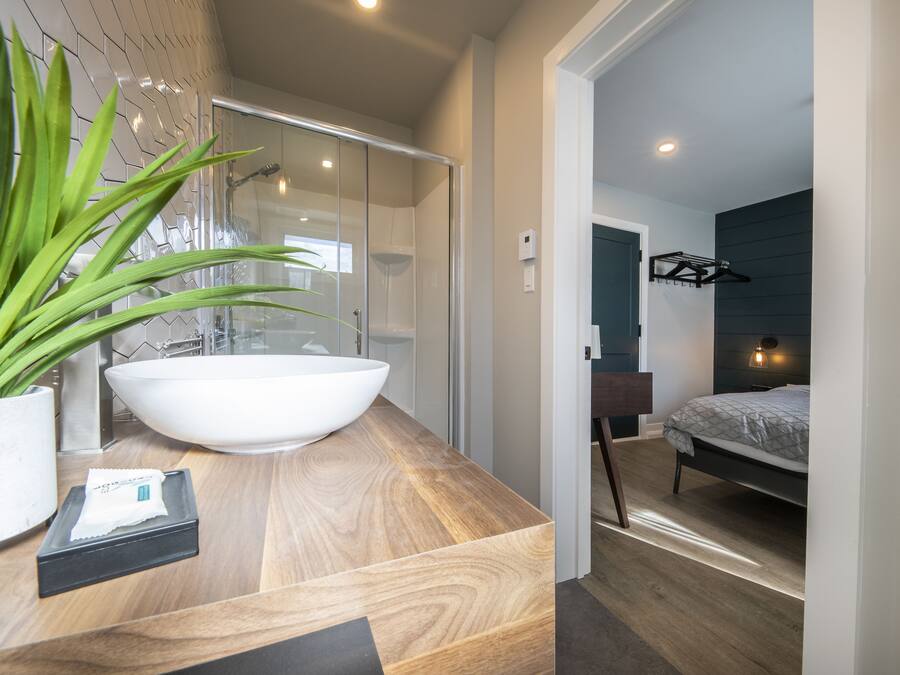 City Room, 1 Queen Bed | Bathroom | Shower, rainfall showerhead, free toiletries, hair dryer