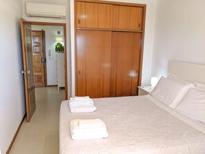 1 habitación, tabla de planchar con plancha, wifi gratis y ropa de cama 