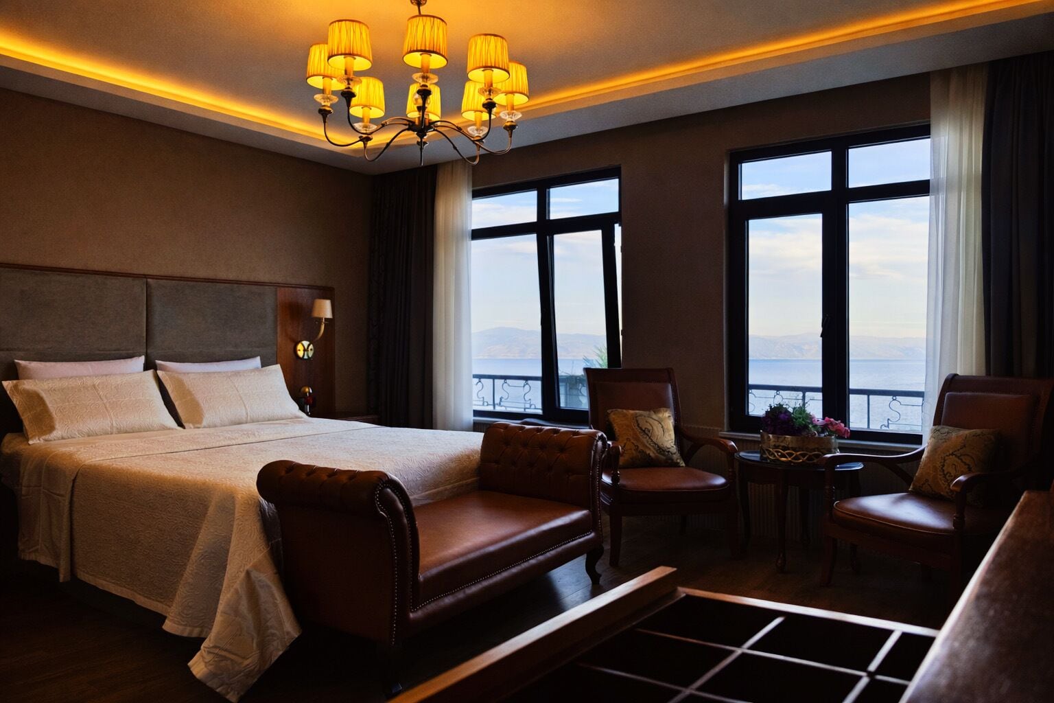 Rom – deluxe, sjøutsikt | Sengetøy av topp kvalitet, dundyner og memory foam-senger