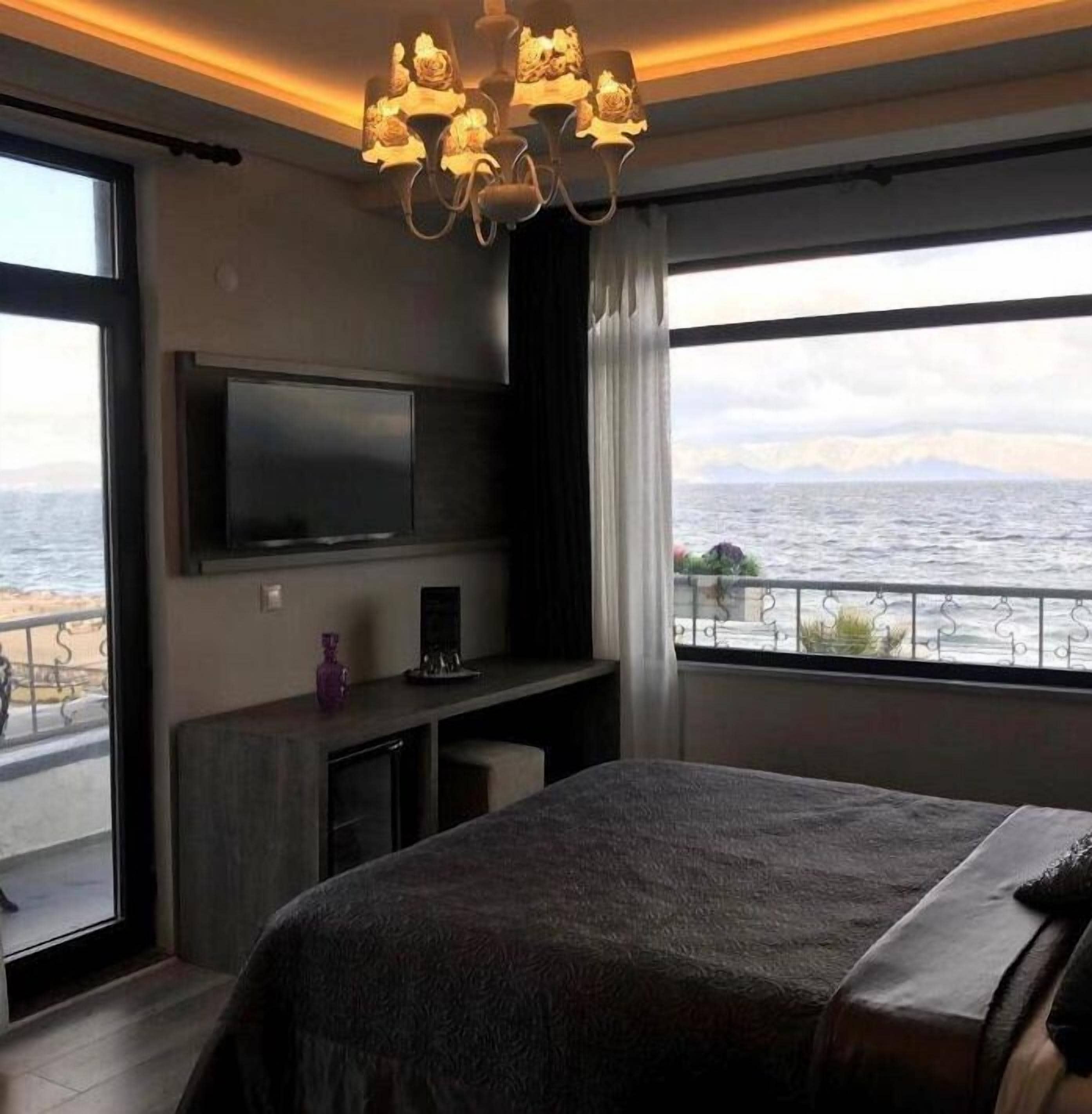 Exclusive Room, Sea View | Premium bedding, down duvets, memory-foam beds, free minibar