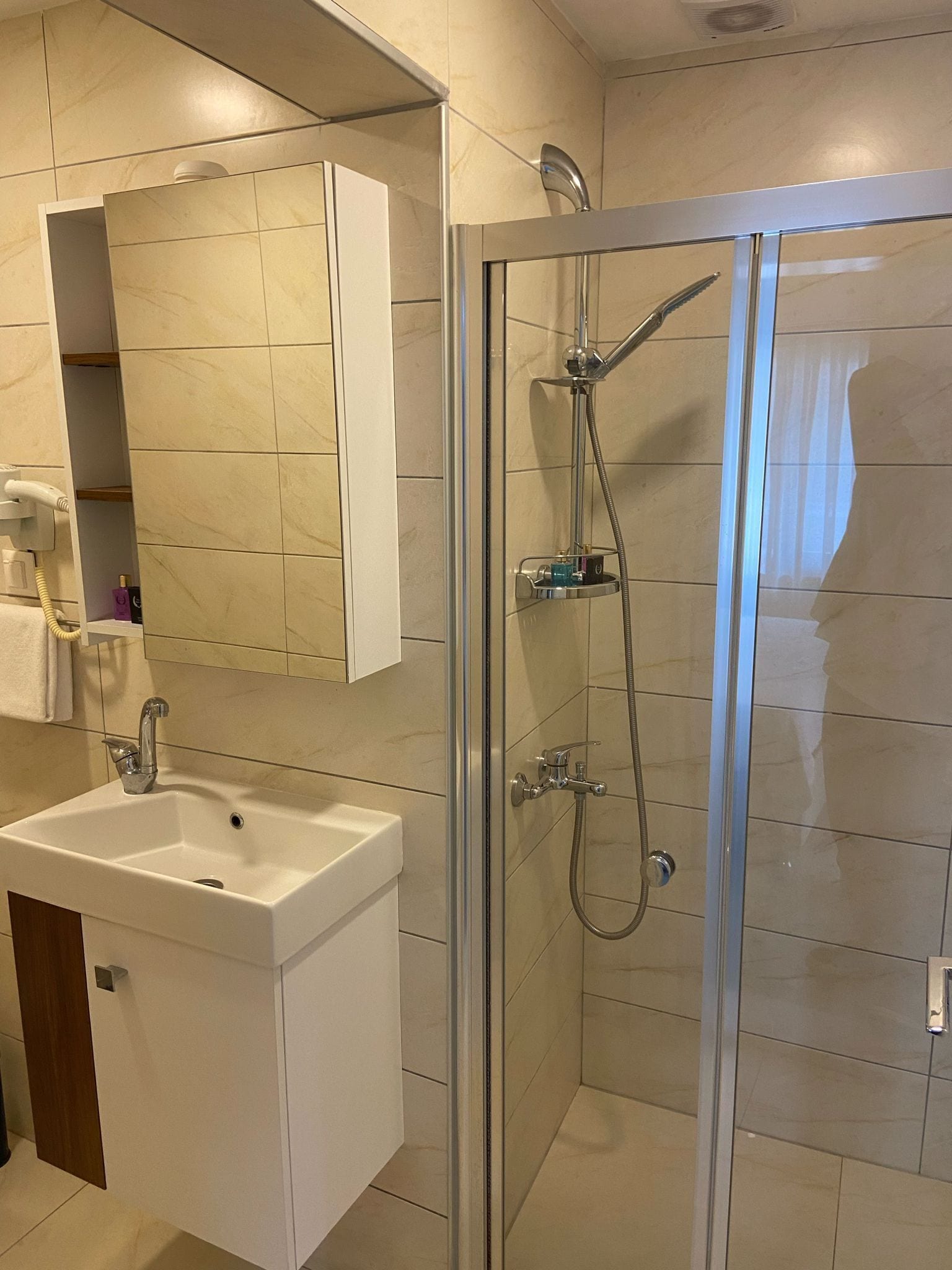shower, rainfall showerhead, free toiletries, hair dryer