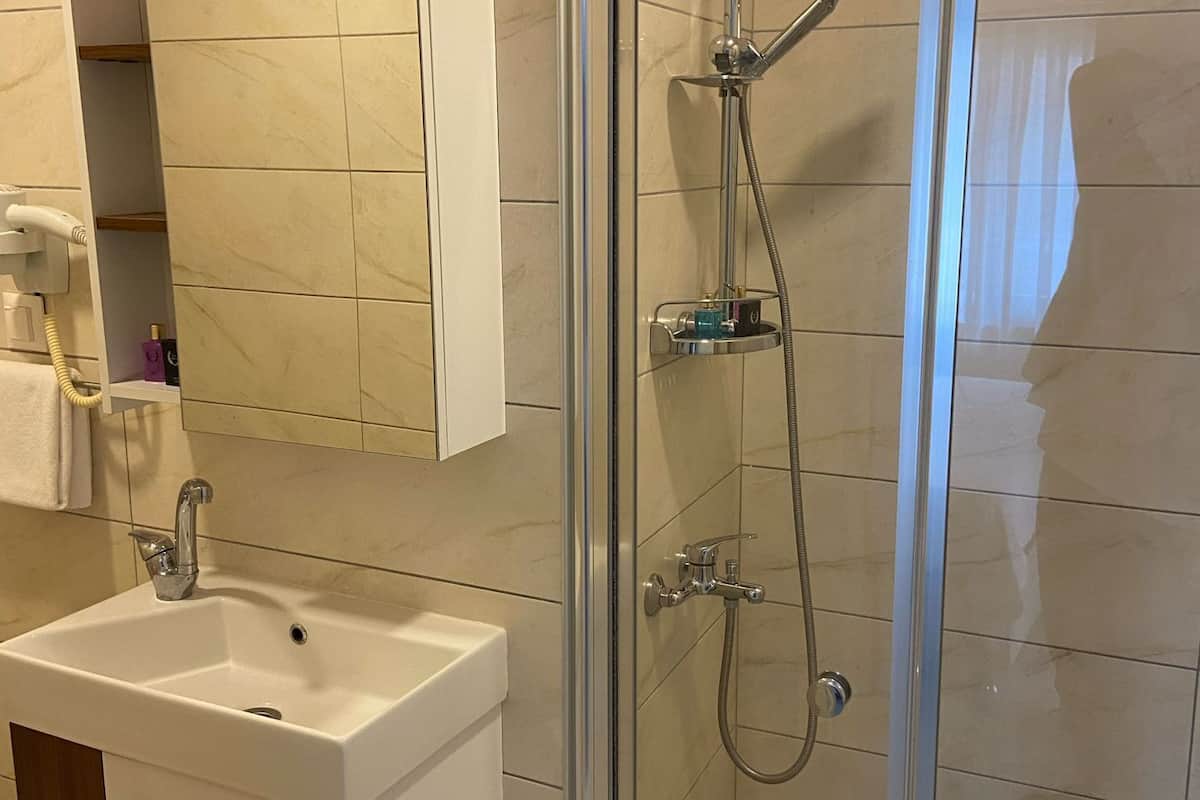 shower, rainfall showerhead, free toiletries, hair dryer