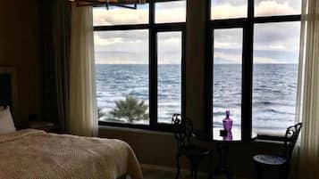 Exclusieve kamer, uitzicht op zee | Luxe beddengoed, donzen dekbedden, bedden met traagschuimmatras