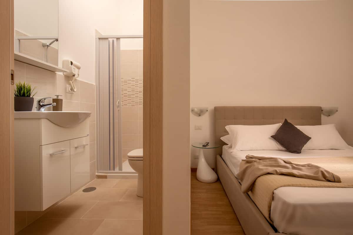 Ein modernes Badezimmer mit Dusche, Toilette und Waschbecken.