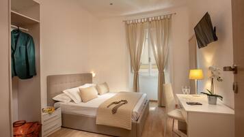 Kamar Double atau Twin Standar | Seprai antialergi, busa memori, meja kerja, dan setrika/meja setrika