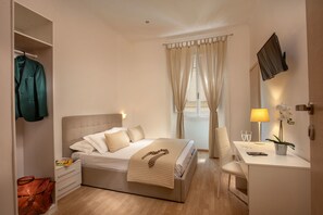 Kamar Double atau Twin Standar | Seprai antialergi, busa memori, meja kerja, dan setrika/meja setrika