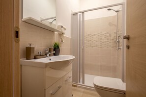 Een douche, een haardroger, handdoeken