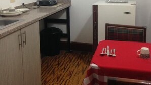 Studio, 1 Double Bed, Kitchenette | Private kitchenette - Hotel Maitama (Armenia)