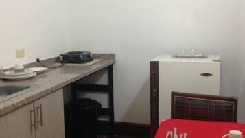 Studio, 1 Double Bed, Kitchenette | Private kitchenette