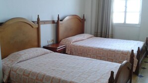 Quadruple Room | In-room safe, WiFi (free) - Hotel Maitama (Armenia)