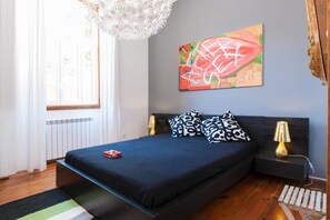 Habitación doble | Decoración personalizada, muebles diferentes y cortinas blackout