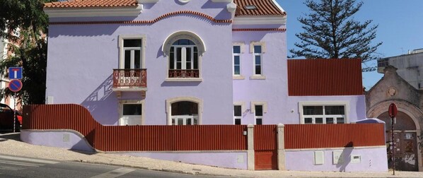 Vista frontal de la propiedad