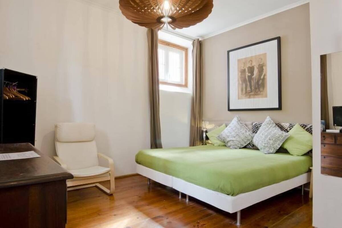 Habitación con 2 camas individuales | Decoración personalizada, muebles diferentes y cortinas blackout