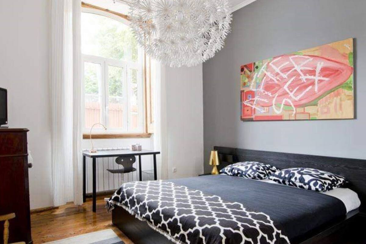 Habitación doble | Decoración personalizada, muebles diferentes y cortinas blackout