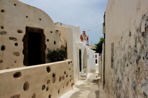 Hiking - Loukas Kontos Traditional House (Santorini)