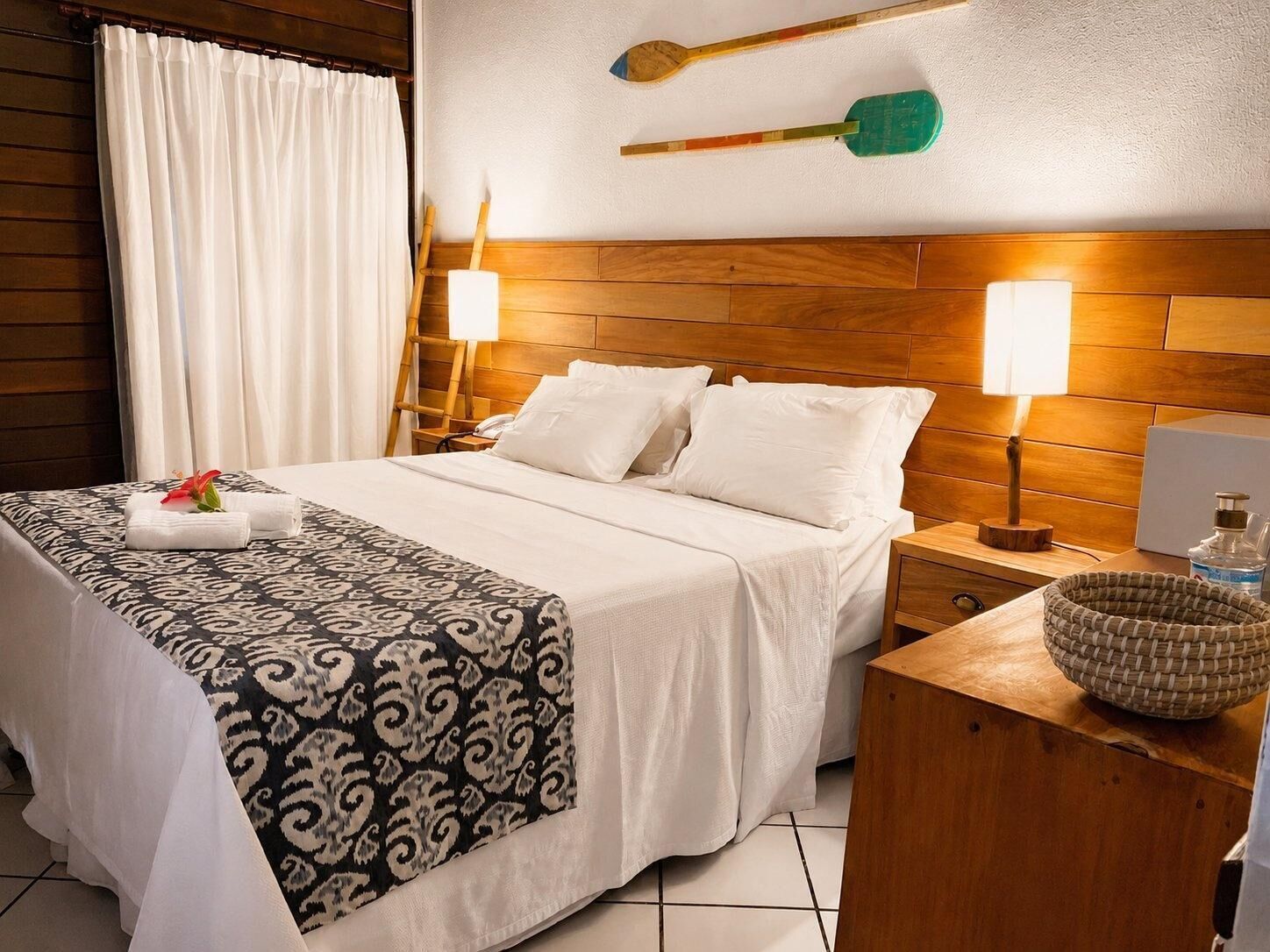 Minibar, in-room safe, blackout drapes, WiFi (free)