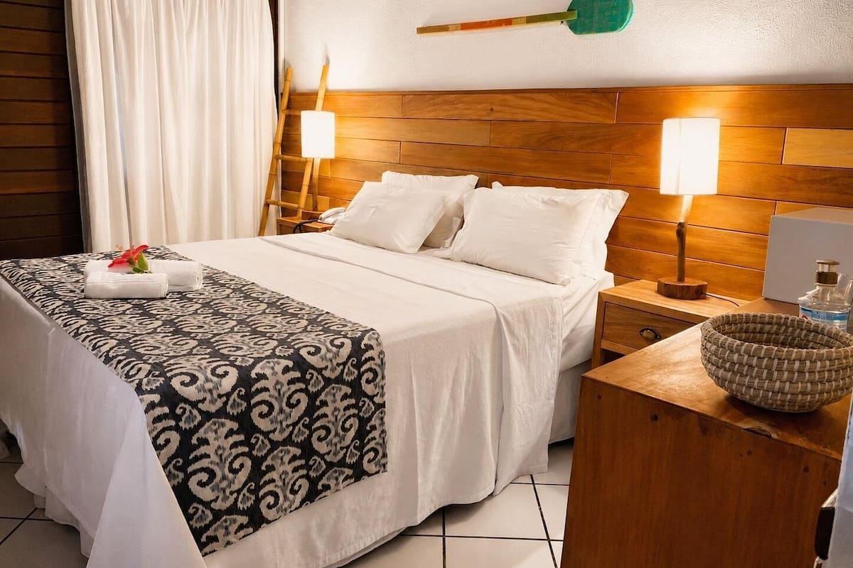 Minibar, in-room safe, blackout drapes, WiFi (free)