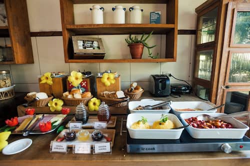 Café da manhã com buffet grátis todos os dias