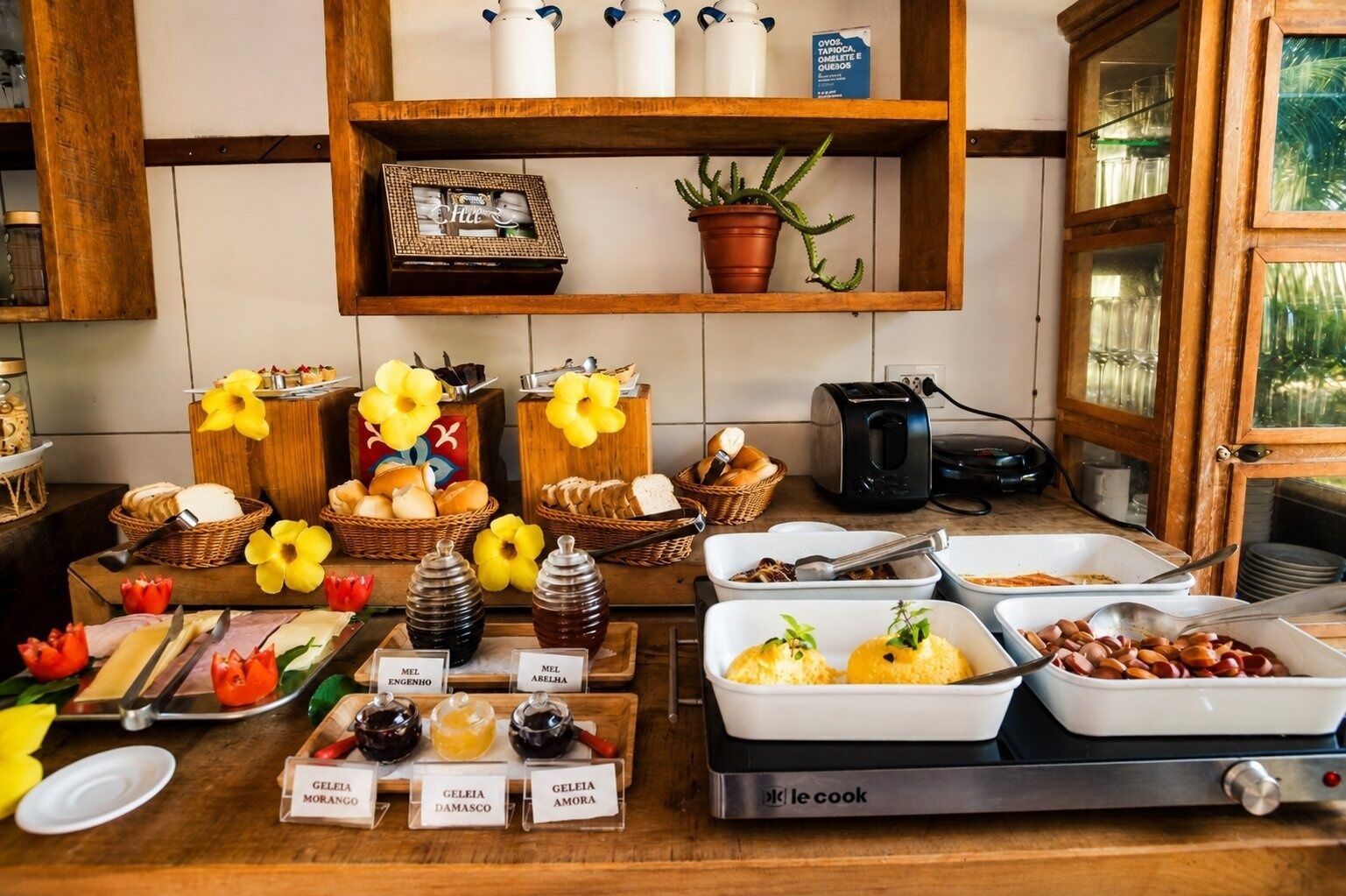 Sudah termasuk sarapan prasmanan setiap hari
