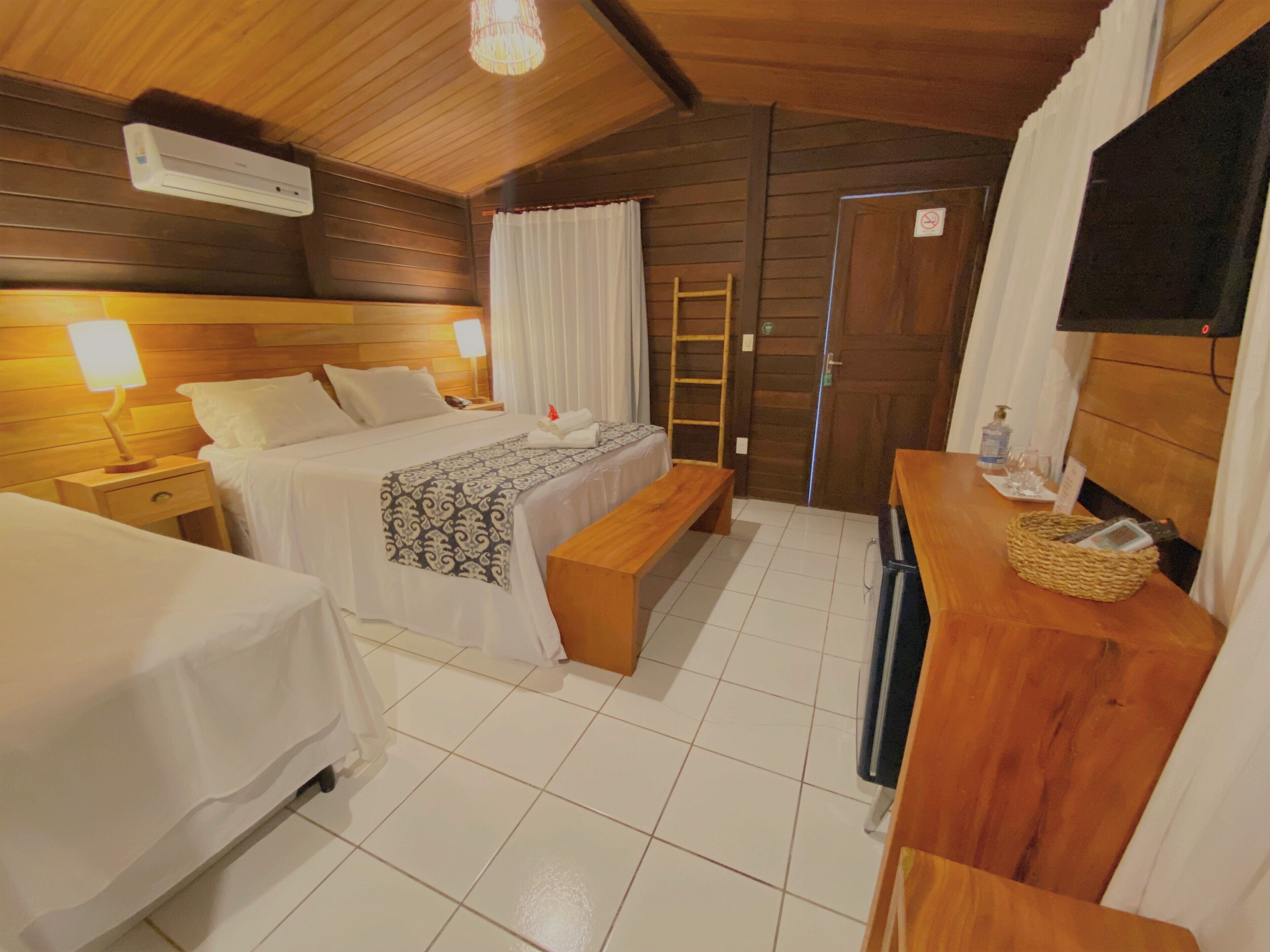 高级房 | 迷你吧、客房内保险箱、遮光窗帘、免费 WiFi