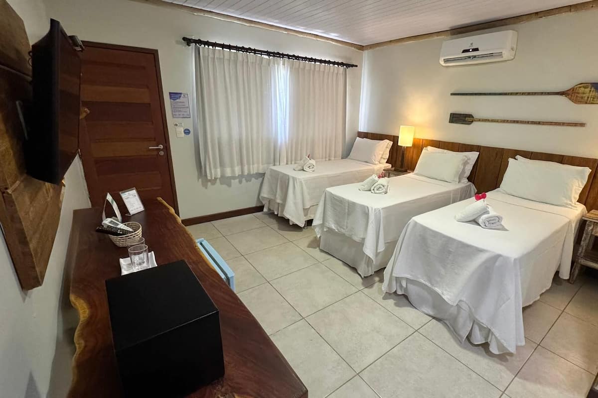 Minibar, cortinas opacas, wifi gratis y ropa de cama