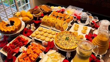 Café da manhã com buffet grátis todos os dias