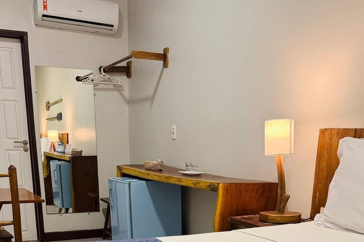 Minibar, cortinas opacas, wifi gratis y ropa de cama